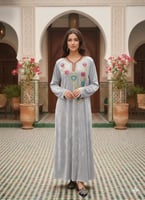 قميص مخمل كم طويل بتطريز في الصدر