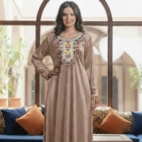 قميص مخمل كم طويل بتطريز في الصدر