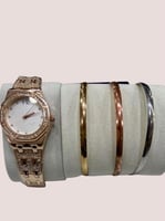 ساعة نسائية مع الاساور