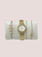 ساعة نسائية مع اساور باللون الذهبي