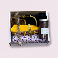 بوكس 19 مكون من شرشف صلاة وسجادة وطرحة عسيري وبخور...