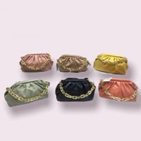 شنطة يد بسلسلة قصيرة