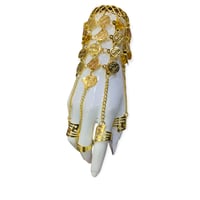 كف نسائي ذهبي