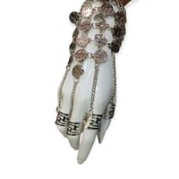 كف نسائي فضي