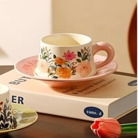 مق زهور أنيق مع صحن وردي لتقديم القهوة واللاتيه