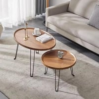 طقم طاولة قهوة وسط سطح خشبي واعمدة معدنية