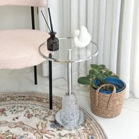 طاولة خدمة انيقة فضي برأس زجاجي بإطار معدني