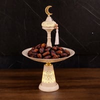 تقديمات أنيقة بتصميم رمضاني ناعم وإضاءة دافئة