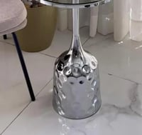 طاولة خدمة انيقة فضي برأس زجاجي بإطار معدني table