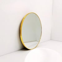 مرآة حائط دائرية بتصميم أنيق وعصري،