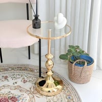 طاولة خدمة انيقة ذهبية برأس زجاجي وإطار معدني