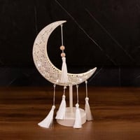 استاند أنيقة بتفاصيل ذهبية ولمسات شرقية، تكمّل ديك...