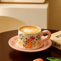 مق زهور أنيق مع صحن وردي لتقديم القهوة واللاتيه