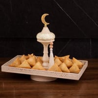 تقديمات أنيقة بتصميم رمضاني ناعم وإضاءة دافئة