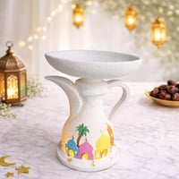 صحن بقاعدة فانوس مضيئ وسط