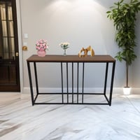 مدخل خشبي بقاعدة معدنية