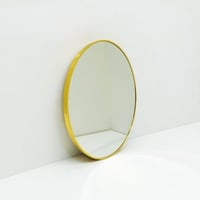 مرآة حائط دائرية أنيقة بإطار ذهبي لامع، تضيف لمسة...