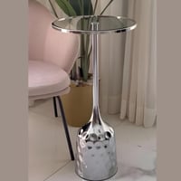 طاولة خدمة انيقة فضي برأس زجاجي بإطار معدني table