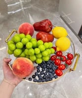 صينية تقديم اكريليك دائرية بمقبض ذهبي شفاف