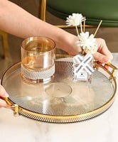 صينية تقديم اكريليك دائرية بمقبض ذهبي شفاف