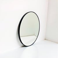 مرآة حائط دائرية أنيقة بإطار ذهبي لامع، تضيف لمسة...