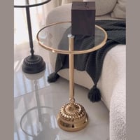 طاولة خدمة انيقة ذهبية برأس زجاجي وإطار معدني