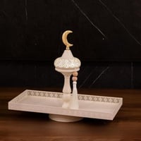 تقديمات أنيقة بتصميم رمضاني ناعم وإضاءة دافئة