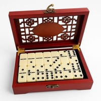 لعبة الدومينو الفاخرة – بتصميم خشبي أنيق