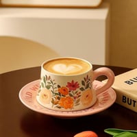 مق زهور أنيق مع صحن وردي لتقديم القهوة واللاتيه