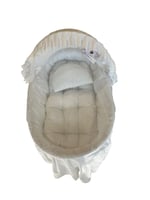 مهد مواليد أبيض مع قاعدة - اطلبيه الأن