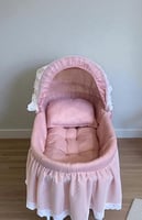 سلة موسى مع القاعدة بعجلات