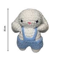 دمية أرنب بملابس ملونة