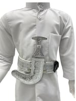 جنبية ولادي صغير فضي