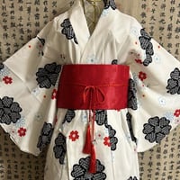 يوكاتا ابيض مع حزام فيونكة