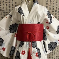 يوكاتا ابيض مع حزام فيونكة