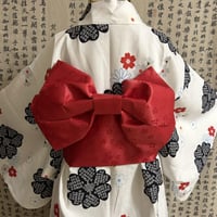 يوكاتا ابيض مع حزام فيونكة