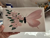 لوحة الفراشة الوردية المزهرة