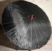 مظلة قماشية كبيرة