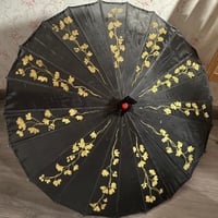 مظلة قماشية كبيرة