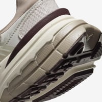 حذاء نايك V2K (بني)