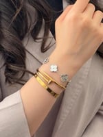 تنسيق راقي لمجموعة أساور