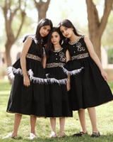 فستان بنات اسود بالاسم مع الريشه