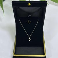 عقد ذهب عيار ١٨ فاخر داخل بوكيه