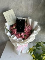 ميني بوكيه ناعم مع عقد ذهب