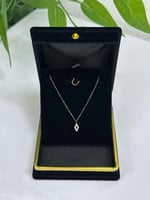 ميني بوكيه ناعم مع عقد ذهب