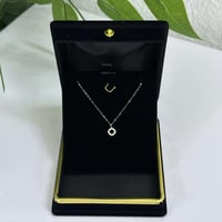 عقد ذهب عيار ١٨ فاخر داخل بوكيه