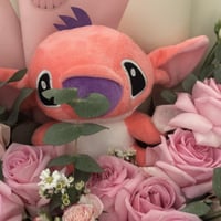 باقة ورد وردية مع دمية ستيتش – هدايا ناعمة للمناسب...