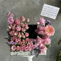 تنسيق ورد وردي فاخر مع سلسال ذهب عيار ١٨ على ستاند...