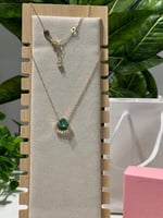 سلسال سوارفيسكي ذهبي بكريستالة خضراء