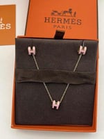 سلسال hermes مع حلق ذهبي - وردي